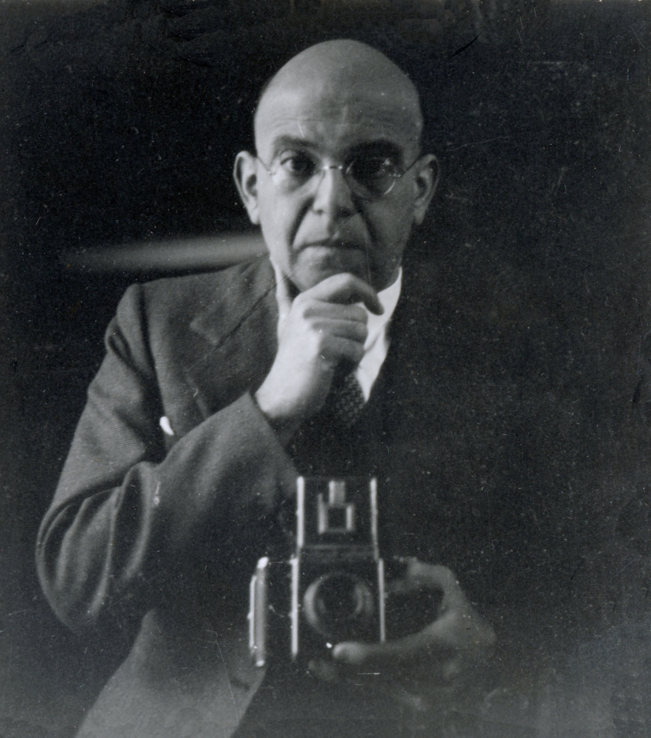 Ernst Bernhard con macchina fotografica.jpg